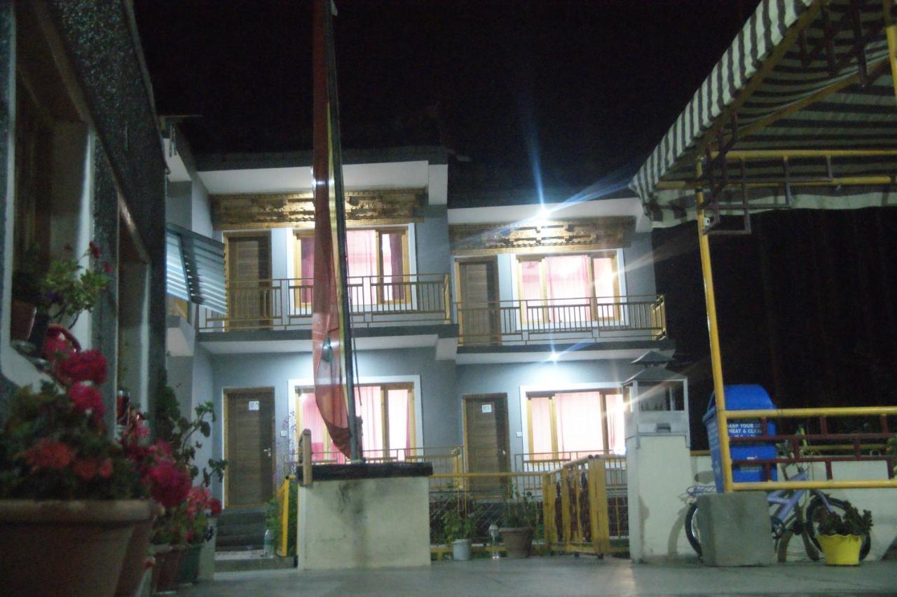 Chandan Guest House เลห์ ภายนอก รูปภาพ
